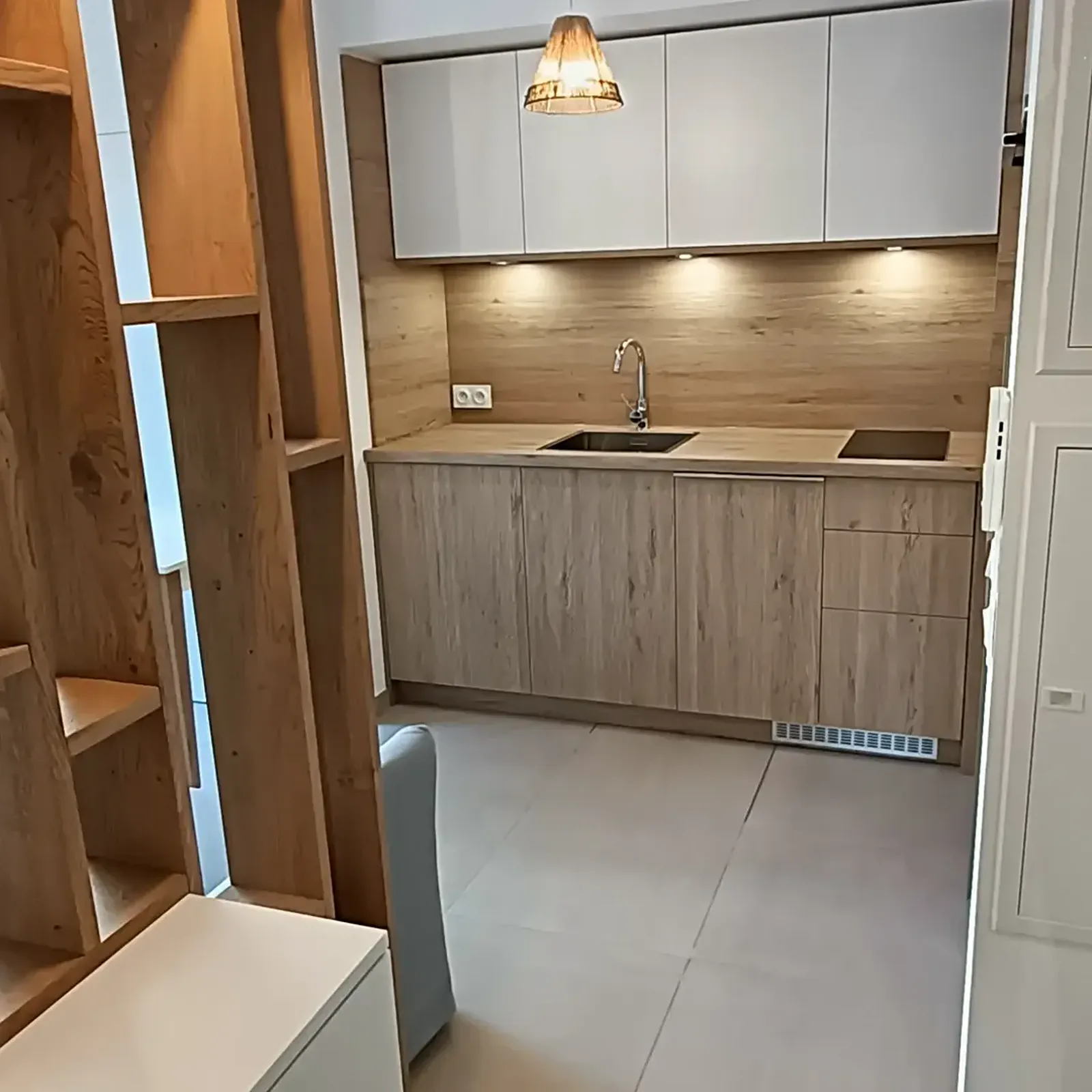 Cuisine aménagée avec façades et étagères en bois