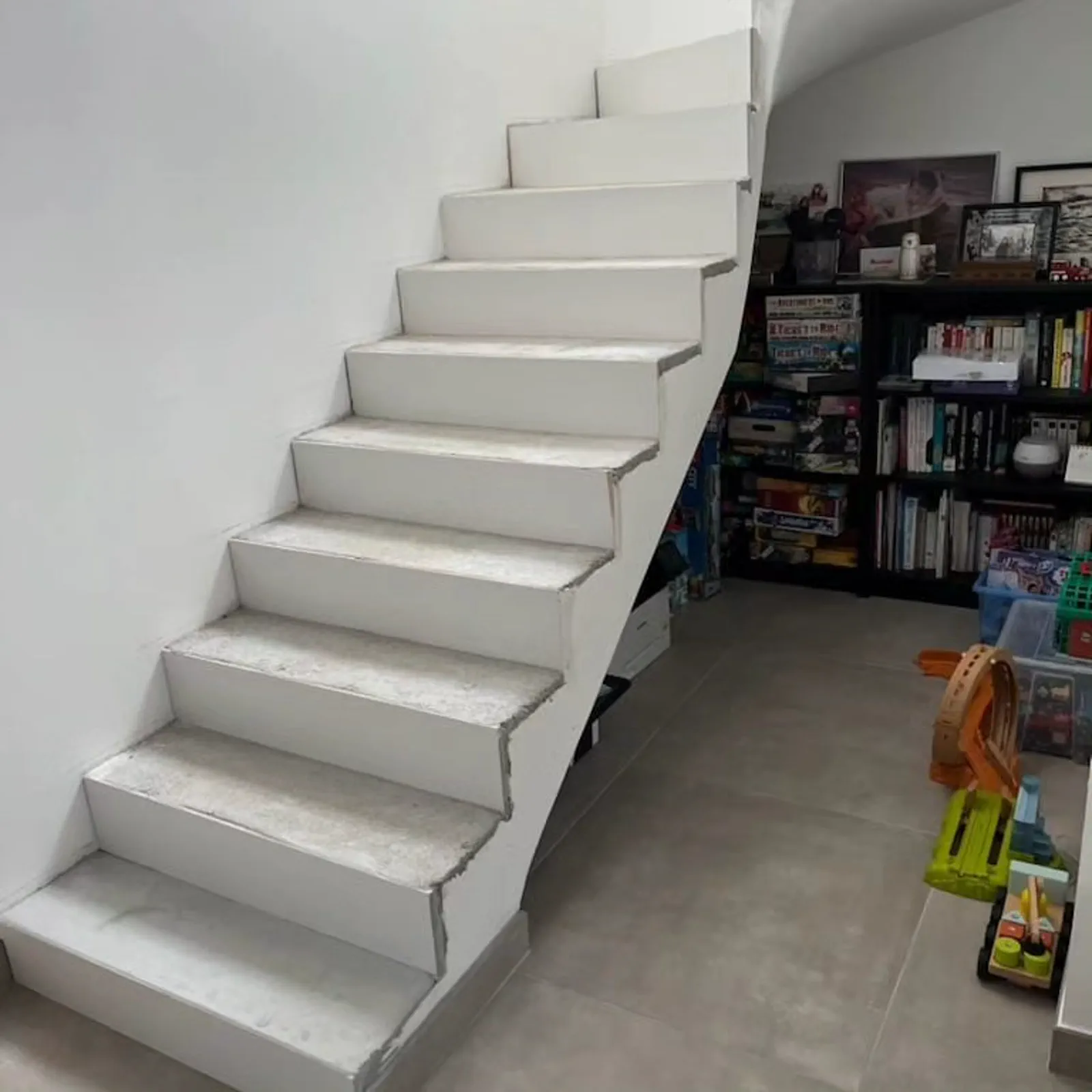 Escalier clair et claustra à lames verticales en bois