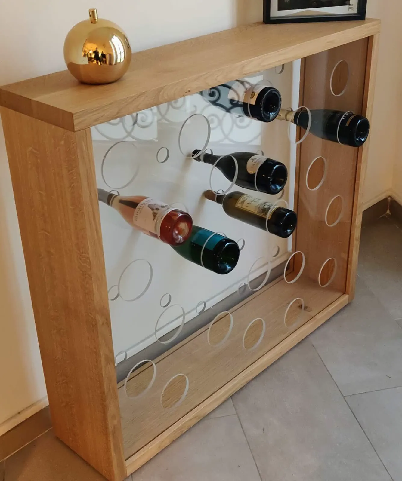 Meuble en bois avec casier à bouteilles intégré