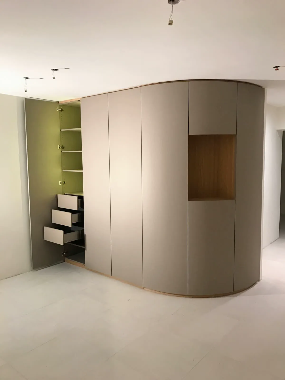 Dressing aménagé avec penderie et étagères intégrées