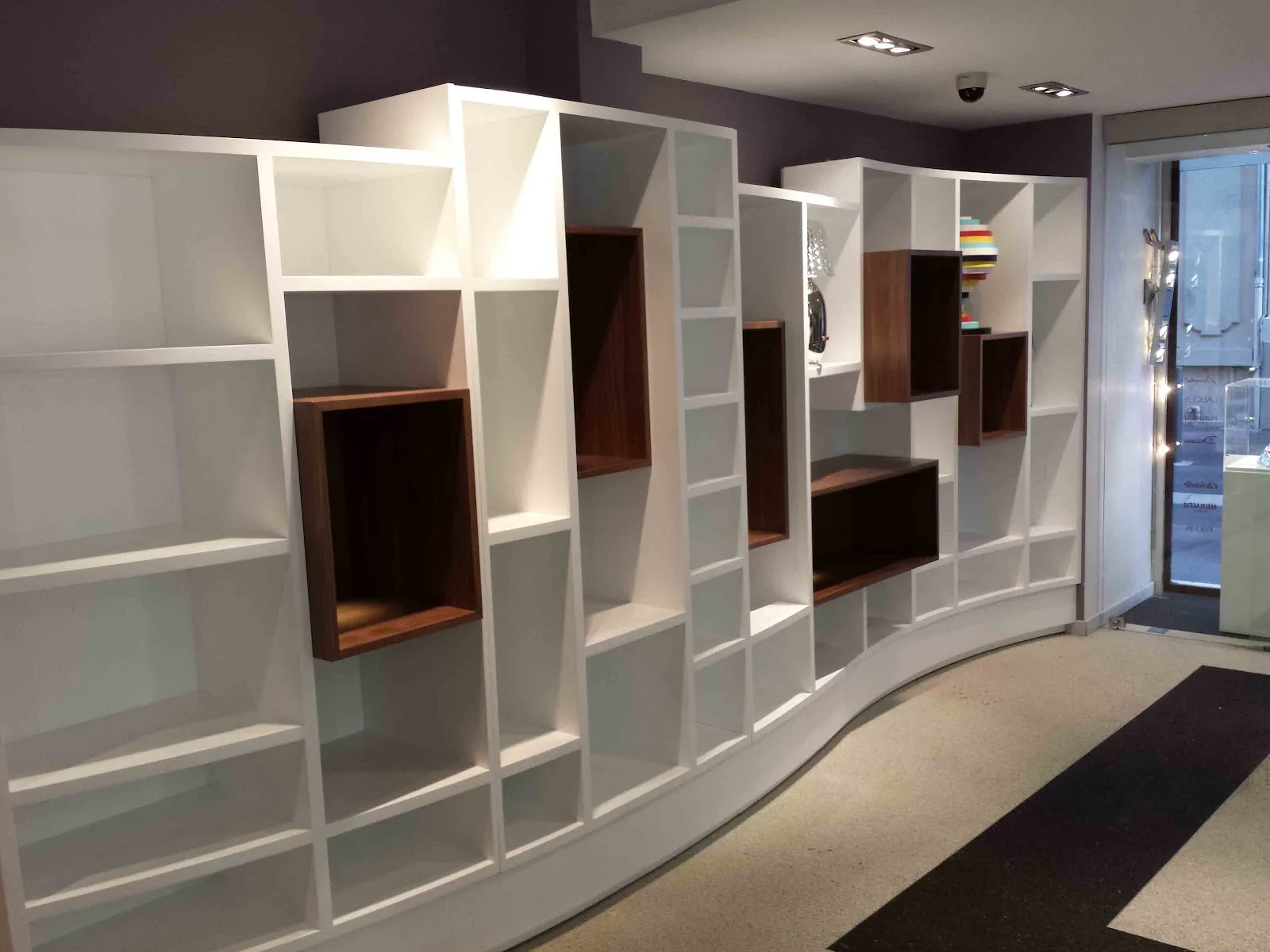 Ensemble de rangements et étagères sur mesure en bois